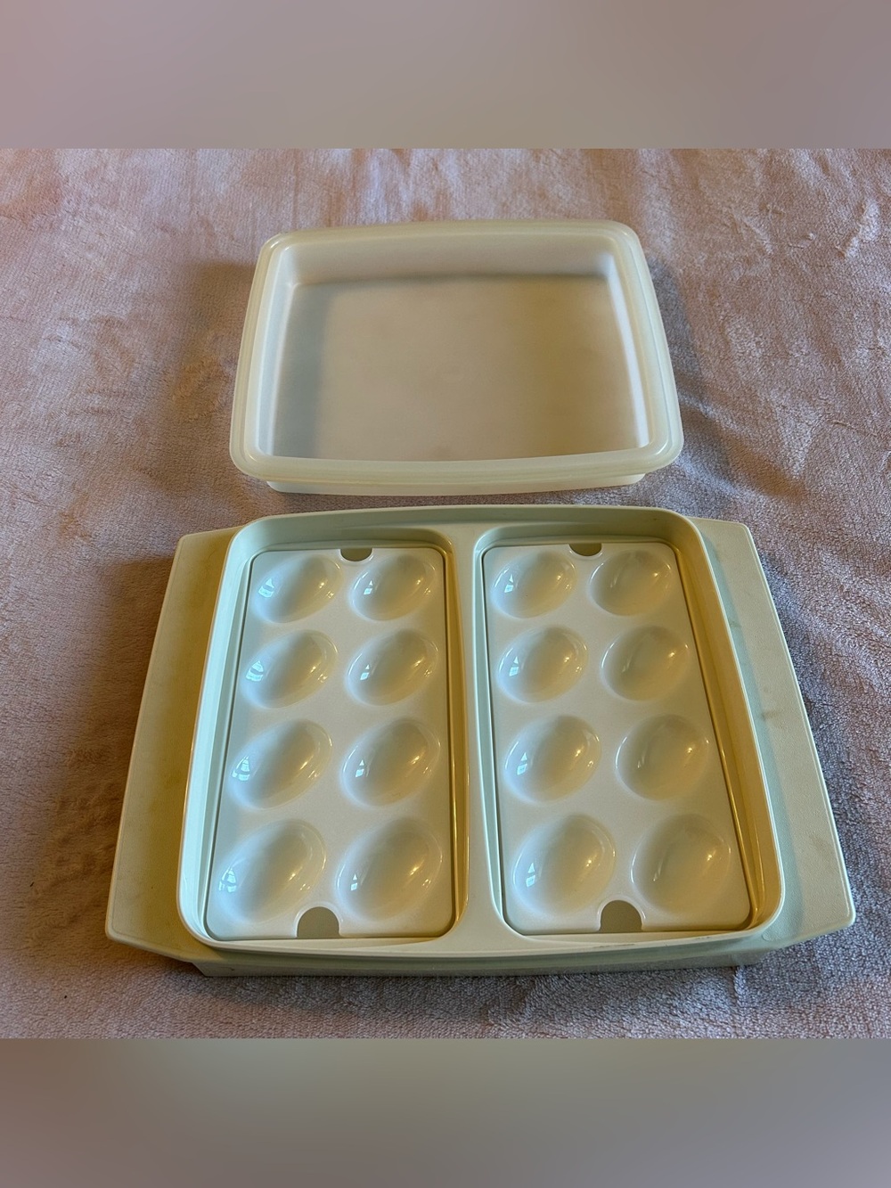 Tupperware vintage deviled egg carrier with snap on lid 723-3 made in USA